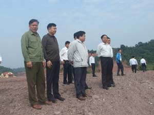 Đồng chí Hoàng Việt Cường, Bí thư Tỉnh ủy, Chủ tịch HĐND tỉnh kiểm tra tiến độ dự án hồ Trọng, huyện Tân Lạc.